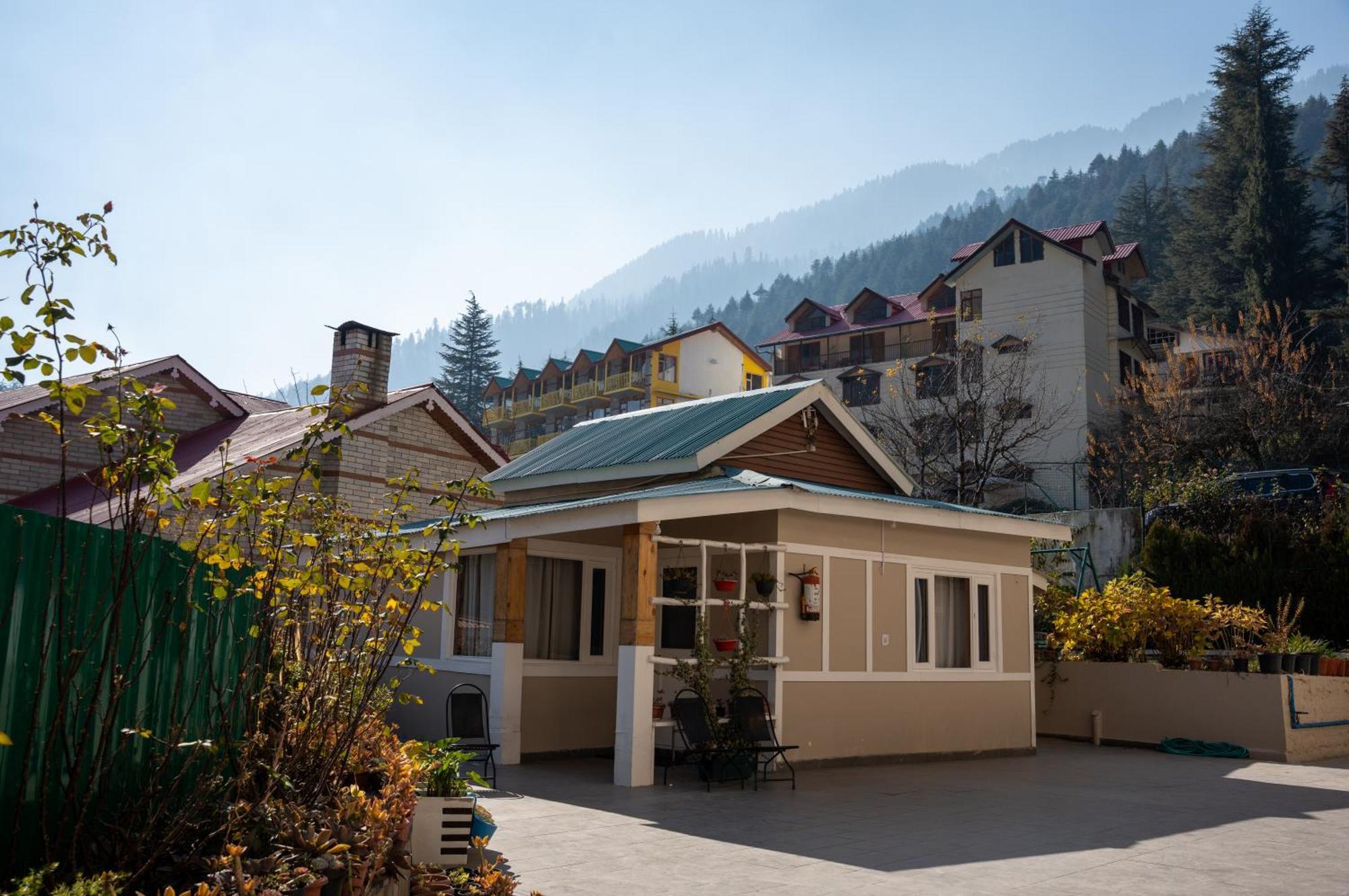 The Conifer Hotel - Manali (Himachal Pradesh) — Photos 1